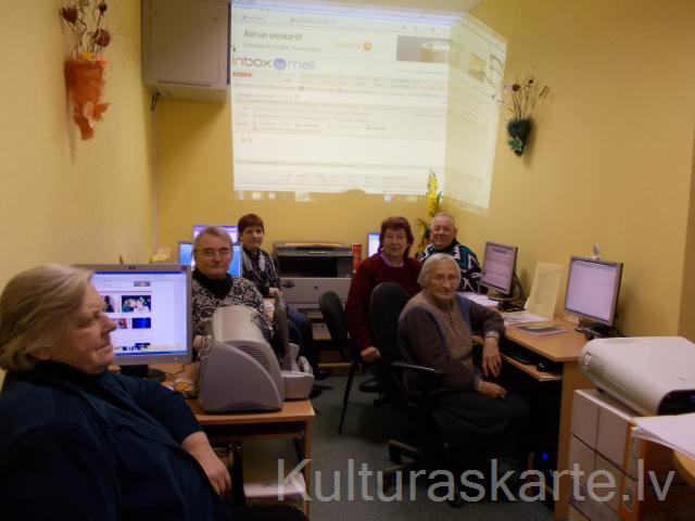 Seniori apgūst datorprasmes